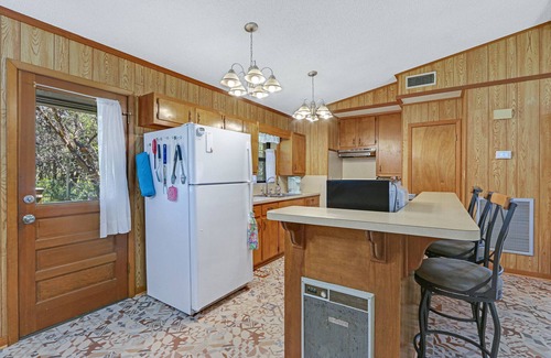 Wimberley House | Charming 2 bedroom house in the heart of Downtown Wimberley! Walk to the Square!