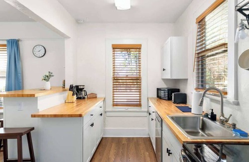 Downtown House | Charming 2-Bedroom Home Lakeland