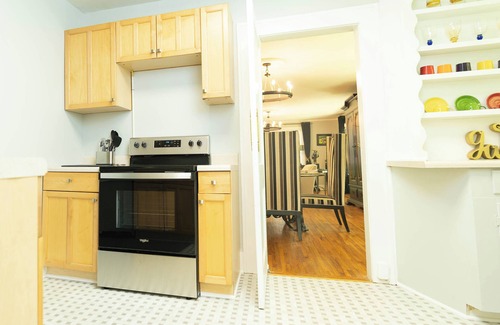 Lynn House | Charming 2-bedroom home in tranquil Tryon. Walking distance to town