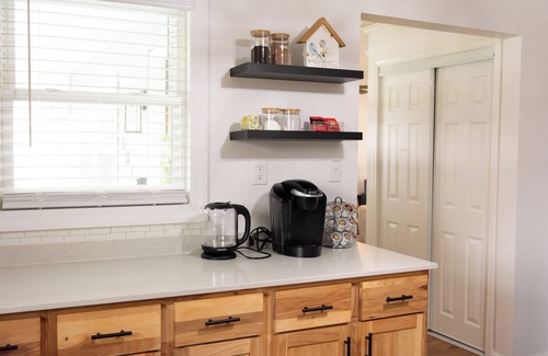 Marion House | Charming 2-bedroom home, Close to I-57 with Fast WiFi in welcoming Marion