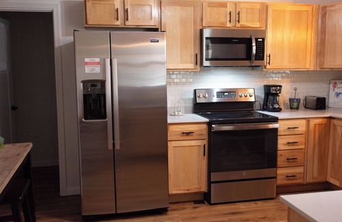Marion House | Charming 2-bedroom home, Close to I-57 with Fast WiFi in welcoming Marion