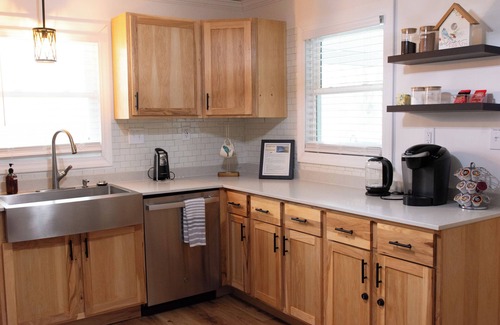 Marion House | Charming 2-bedroom home, Close to I-57 with Fast WiFi in welcoming Marion