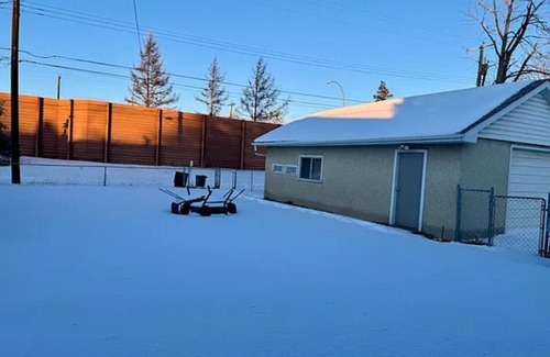 Jasper Place House | Charming 2-bedroom house with AC, WiFi in lovely Edmonton