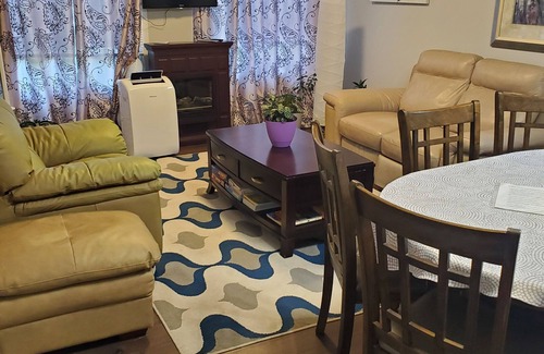 Southwest Mission House | Charming 2-bedroom house in beautiful Kelowna with WiFi, AC