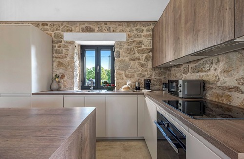Drnis House | Charming 2-bedroom house with WiFi, AC in enchanting Trbounje