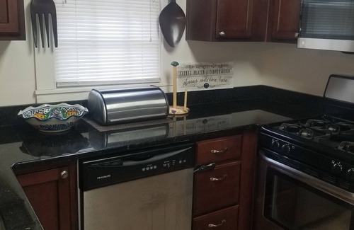 Columbia House | Charming 2-bedroom house with AC, WiFi in Columbia