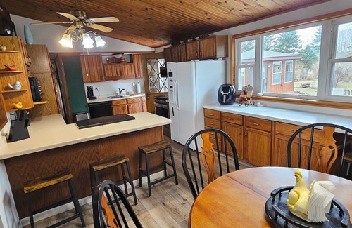 Pickett House | Charming 2-bedroom house with AC, WiFi in delightful Eldorado