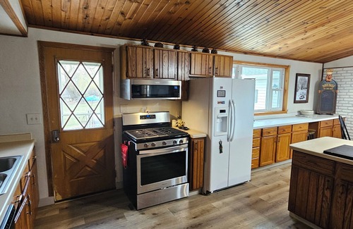 Pickett House | Charming 2-bedroom house with AC, WiFi in delightful Eldorado