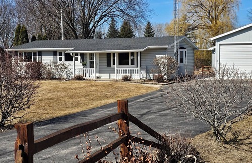 Pickett House | Charming 2-bedroom house with AC, WiFi in delightful Eldorado