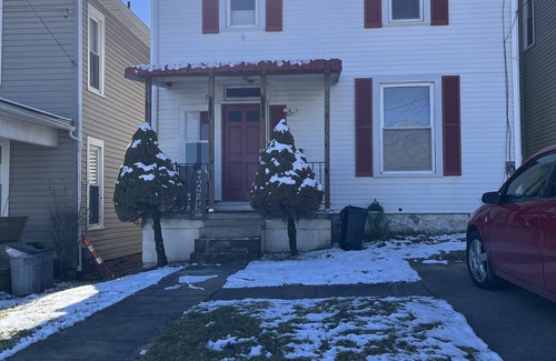 Fairmont House | Charming 2-bedroom house with WiFi in historic downtown Fairmont