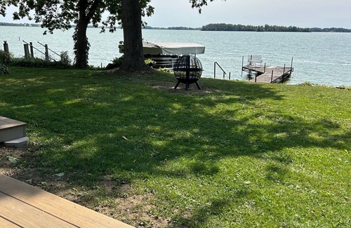 Fox Lake House | Charming 2-bedroom house ON delightful Fox Lake - all year around paradise