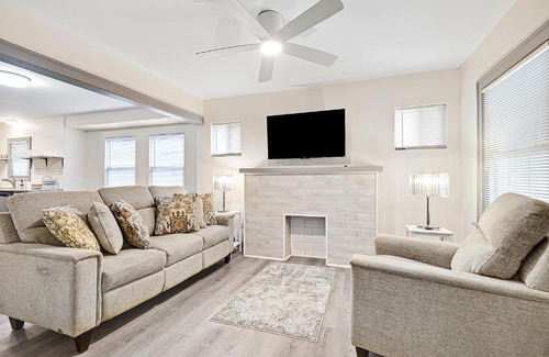 South Kansas City Villa | Charming 2 bedroom house!
