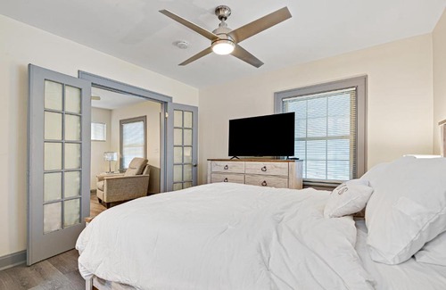 South Kansas City Villa | Charming 2 bedroom house!