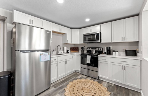 Leesburg House | Charming 2-bedroom house with WiFi and AC, lakefront access.