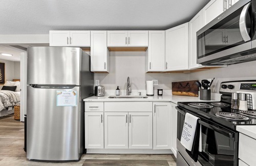 Leesburg House | Charming 2-bedroom house with WiFi and AC, lakefront access.