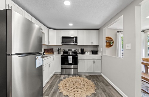 Leesburg House | Charming 2-bedroom house with WiFi and AC, lakefront access.