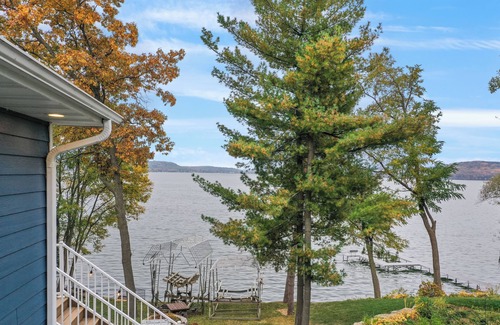Merrimac House | Charming 2-bedroom house Lake Home with wifi and all the amenities!