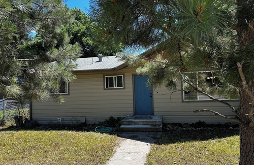 Franklin to the Fort House | Charming 2-bedroom house with heat, WiFi in amazing Missoula