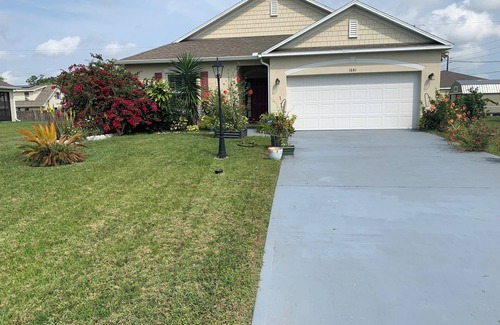 Port Malabar House | Charming 2-bedroom house with WiFi and AC in Palm Bay