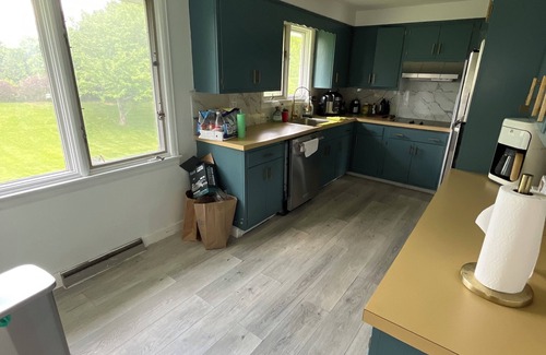 DeWitt House | Charming 2-bedroom house with AC, WiFi in Syracuse