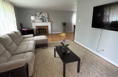 DeWitt House | Charming 2-bedroom house with AC, WiFi in Syracuse