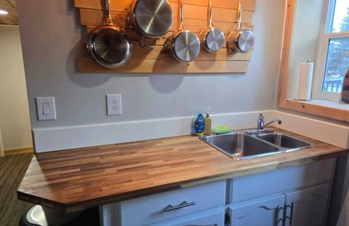 Nipawin House | Charming 2-bedroom house in Nipawin with AC, WiFi, fitness room