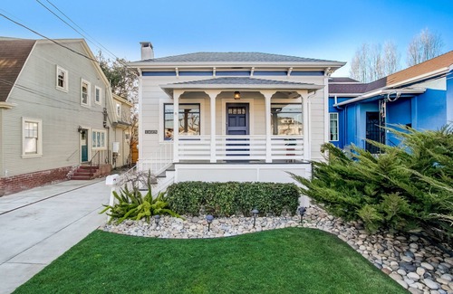 West Alameda House | Charming 2-bedroom house with spacious backyard in delightful Alameda