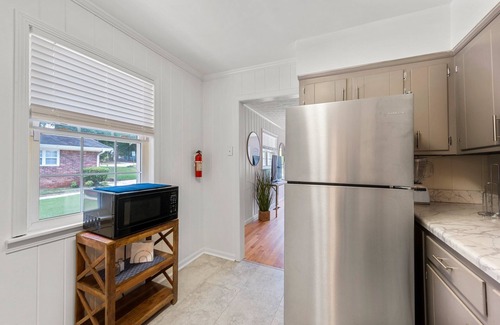 East Point House | Charming 2-bedroom house with WiFi and AC in lovely East point