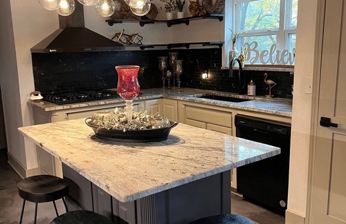 Decatur House | Charming 2 Bedroom House - Short Stroll to the Decatur Town Square