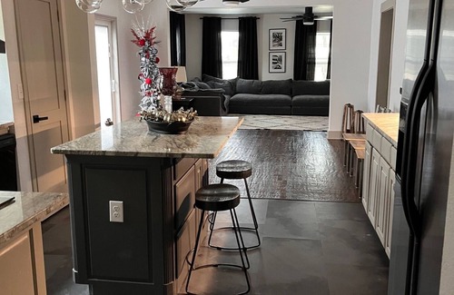 Decatur House | Charming 2 Bedroom House - Short Stroll to the Decatur Town Square