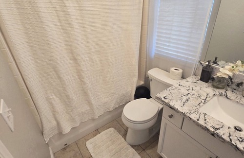 Hanford House | Charming 2-bedroom house with fitness room, WiFi in enjoyable Hanford