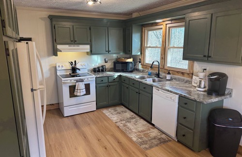 Albany House | Charming 2-bedroom house with all the comforts of home. Fully Remodeled!