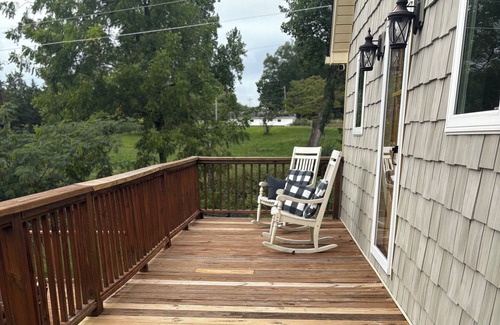Albany House | Charming 2-bedroom house in Albany only 4 miles from the lake
