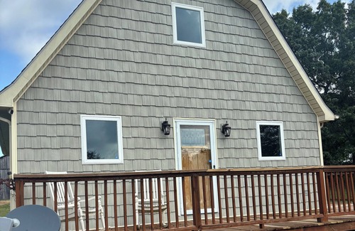 Albany House | Charming 2-bedroom house in Albany only 4 miles from the lake