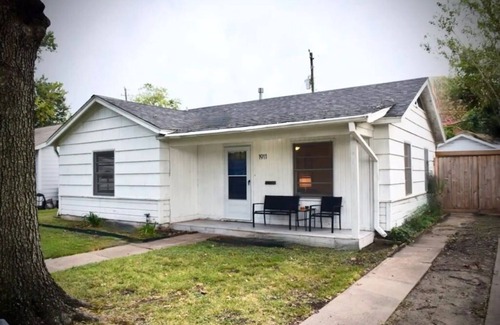 Greater Heights House | Charming 2-bedroom house in brilliant Houston with AC, WiFi