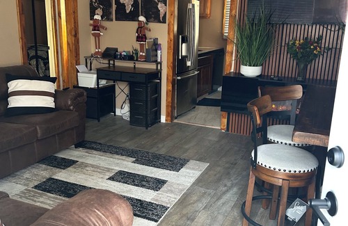 Inkster House | Charming 2-bedroom house in Inkster with WiFi access 10 MINUTES FROM DTE