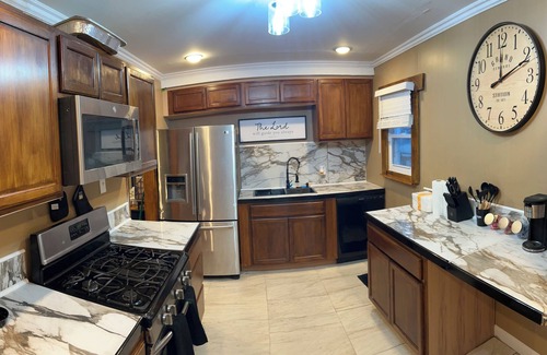Inkster House | Charming 2-bedroom house in Inkster with WiFi access 10 MINUTES FROM DTE