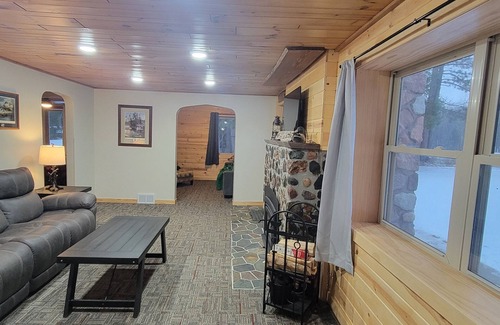 Winter House | Charming 2-bedroom house near Loretta