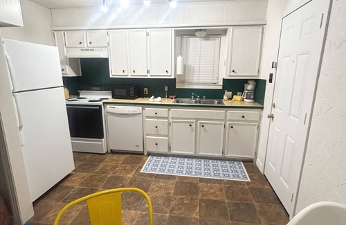 Lubbock House | Charming 2-bedroom house honoring musics Outlaws and Legends