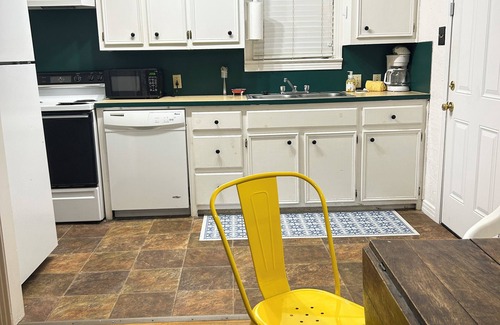 Lubbock House | Charming 2-bedroom house honoring musics Outlaws and Legends