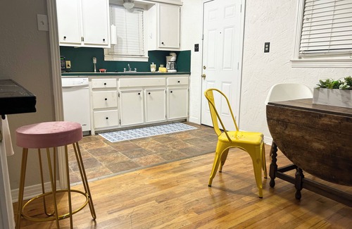 Lubbock House | Charming 2-bedroom house honoring musics Outlaws and Legends