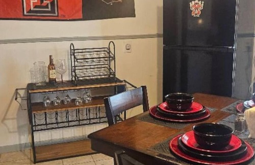 Lubbock House | Charming 2-bedroom house close to Texas Tech University, with AC & Wi Fi.