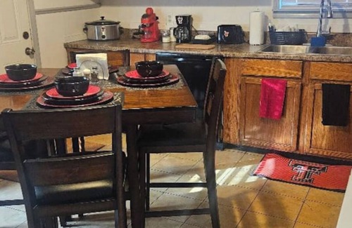 Lubbock House | Charming 2-bedroom house close to Texas Tech University, with AC & Wi Fi.