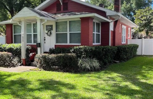 College Park House | Charming 2-bedroom house with WiFi, AC in vibrant College Park, Orlando