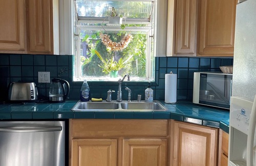 Alki House | Charming 2-bedroom house with AC, WiFi in amazing Seattle