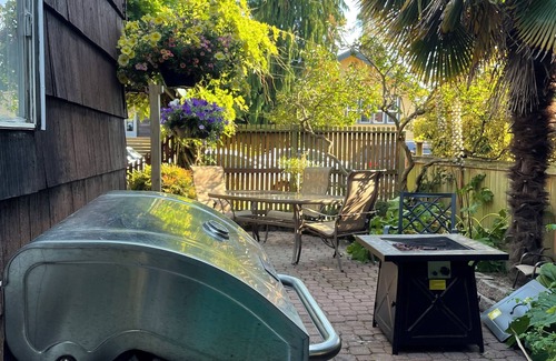 Alki House | Charming 2-bedroom house with AC, WiFi in amazing Seattle