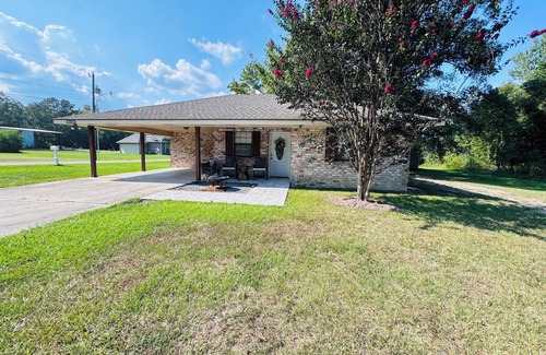 Independence House | Charming 2-bedroom house in Tickfaw with AC