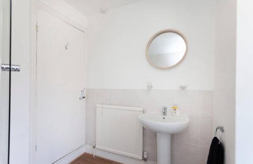 Ibstock Apartment | Charming 2-Bedroom House Ibstock, Leicester