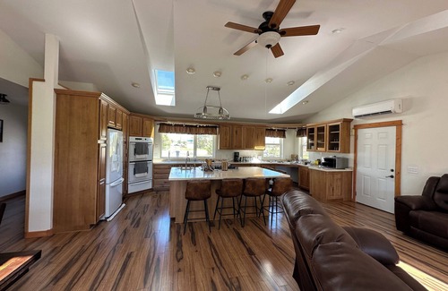 Alder House | Charming 2-bedroom house in lovely Alder with WiFi, AC & beautiful Mountain View