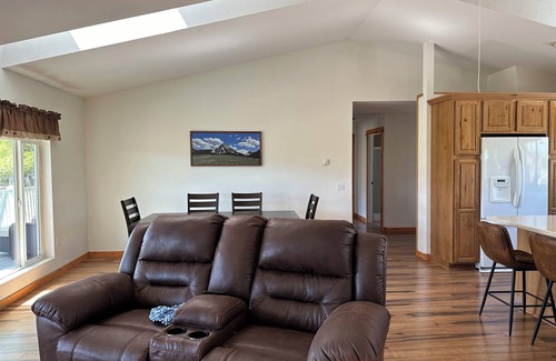 Alder House | Charming 2-bedroom house in lovely Alder with WiFi, AC & beautiful Mountain View